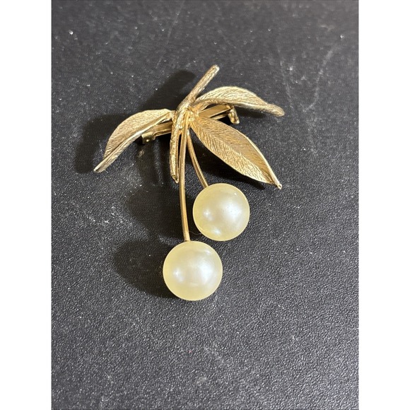 X2 Jewelry - Vintage Art Deco Floral Brooch Faux Pearls Gold Tone 2.75" X  2" PB2